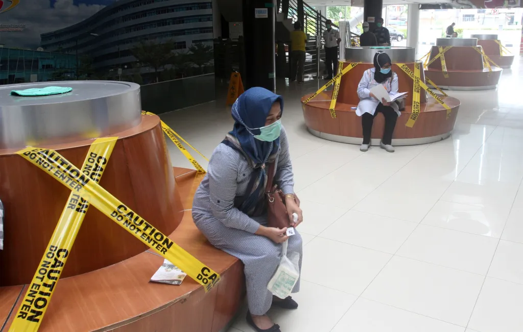 Návštěvníci nemocnice v indonéském Padangu mohou odpočívat pouze na vyhrazených lavicích