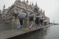 Osmdesát procent Benátek je pod vodou. Nejhorší záplavy za půl století ničí perlu Itálie