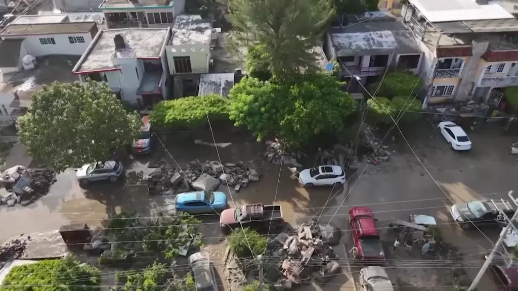 Obce zasažené povodněmi a sesuvy půdy jsou zaneseny bahnem