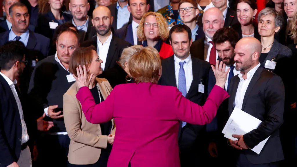 Angela Merkelová hovoří k hostům ve svém berlínském sídle