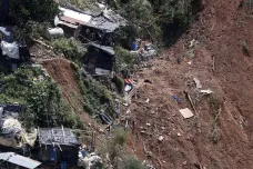 Mangkhut má už téměř osmdesát obětí. Záchranáři pátrají po rodinách zavalených horníků
