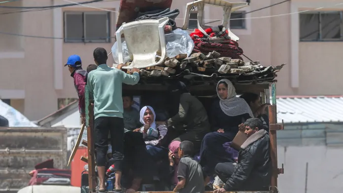 Místní obyvatelé opouštějí město Rafah