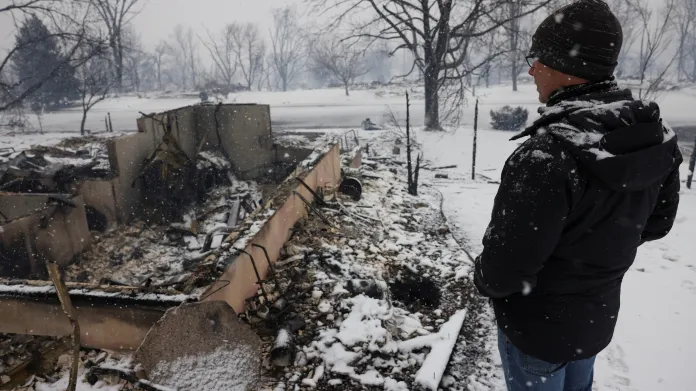 Chris Dreier si prohlíží svůj zničený dům ve městě Louisville