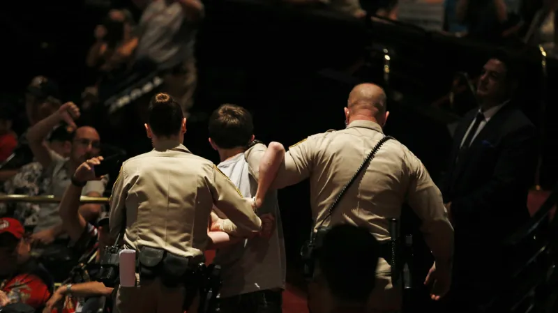 Policie musela zasahovat na Trumpově mítinku v Las Vegas