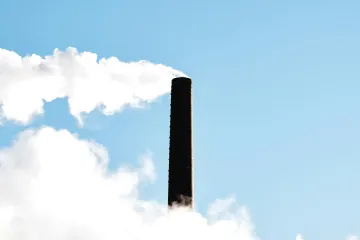 Emise klesly. Výnosy z prodeje povolenek je napodobí, odhaduje stát