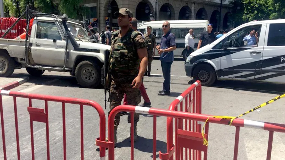 Tuniské bezpečnostní síly na místě útoku v Tunisu