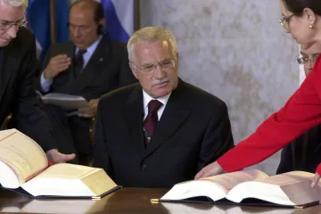 „Nemůžeme zůstat sami.“ Před 15 lety Klaus a Špidla podepsali vstup do EU