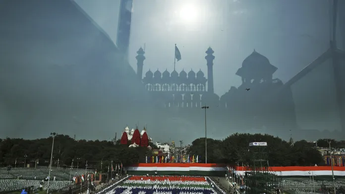 Červená pevnost v Novém Dillí se odráží ve skleněné střeše, pod níž indický premiér Narendra Modi pronesl slavnostní projev u příležitosti 70 let od vyhlášení nezávislosti Indie