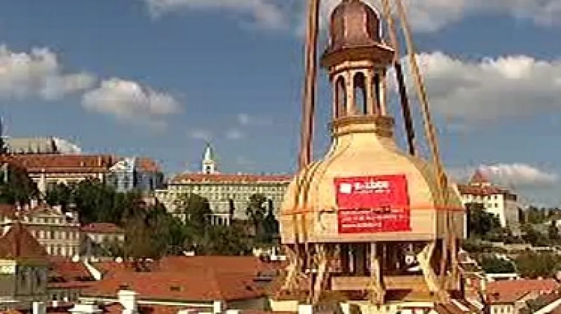 Instalace věží na Malostranskou besedu