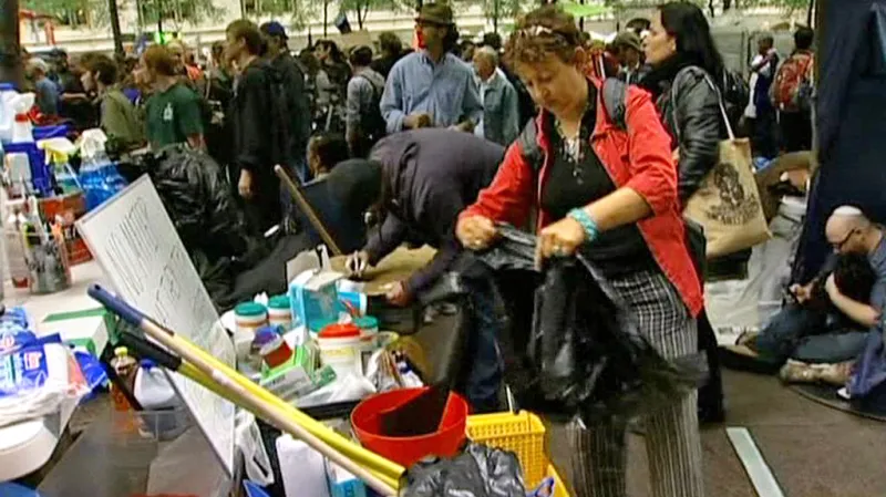 Demonstranti uklízejí park Zuccotti