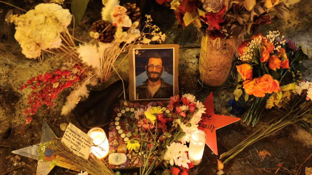 Pietní místo v Minneapolisu připomínající Alexe Prettiho a Renée Goodovou, které zastřelili imigrační agenti