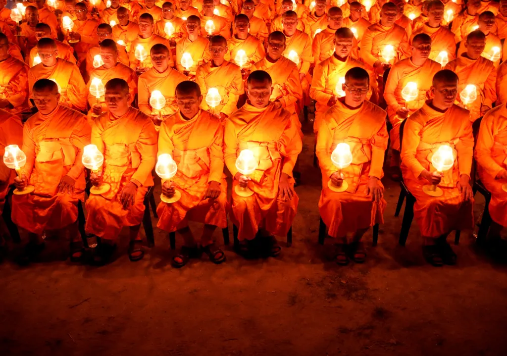Mniši v nepálském Káthmándú zapálili 16. března svíčky a usedli ke společné meditaci, která měla být poselstvím „světového“ míru