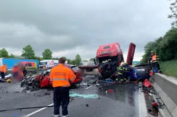 Kamion na D1 prorazil svodidla a zničil tři protijedoucí auta. Dva lidé zemřeli, další jsou zranění