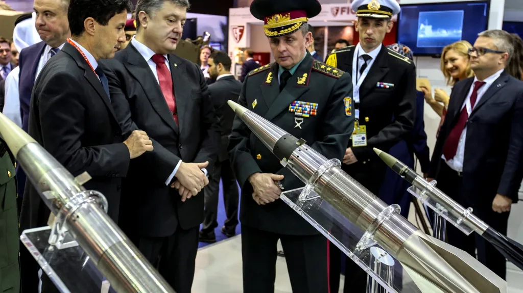 Porošenko s náčelníkem ukrajinského generálního štábu Viktorem Muženkem
