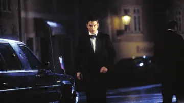 Tom Cruise v noční scéně z Mission Impossible z roku 1996