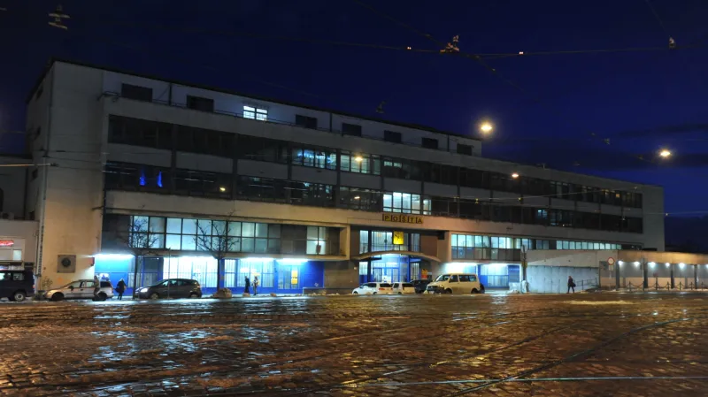 Pošta u hlavního nádraží v Brně v noci