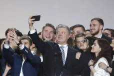 Ukrajina se připravuje na prezidentské volby. Porošenka a Tymošenkovou zatím poráží komik