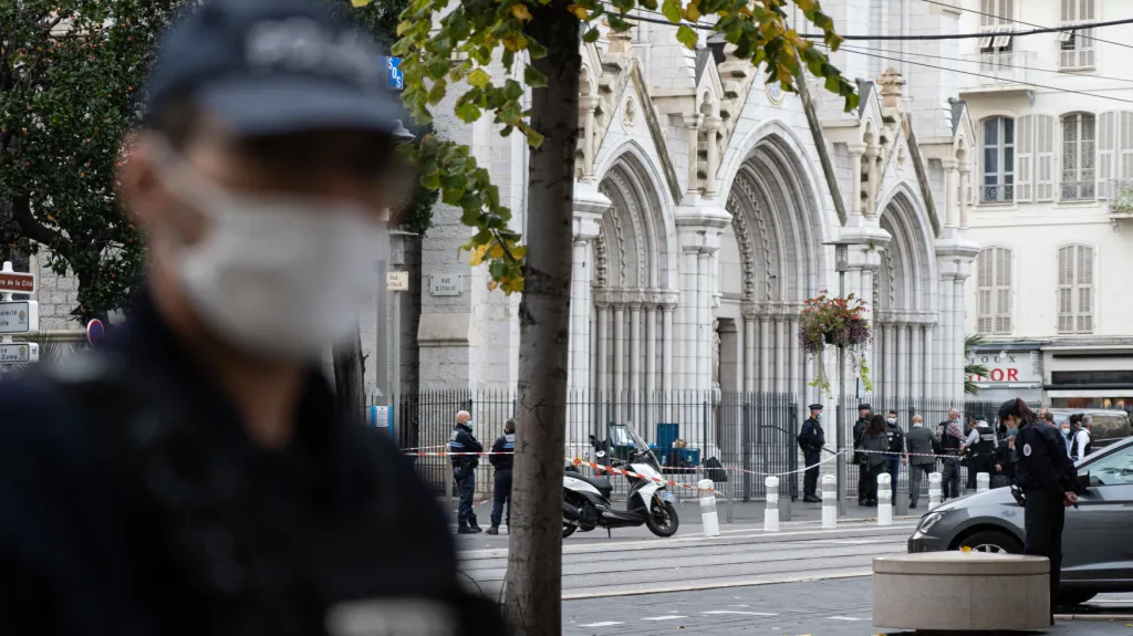 Policisté hlídkují na místě činu před kostelem v Nice