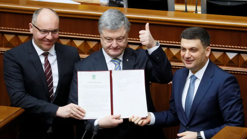 Andrij Parubij jako předseda parlamentu v roce 2019, kdy spolu s tehdejším ukrajinským prezidentem Petrem Porošenkem a premiérem Volodymyrem Hrojsmanem představují změny ústavy týkající se záměru země vstoupit do Evropské unie a NATO