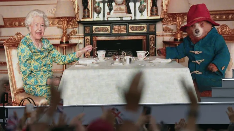 Královna Alžběta II. ve skeči s Medvídkem Paddingtonem