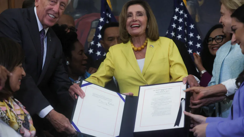 Předsedkyně Sněmovny reprezentantů Nancy Pelosiová se schváleným zákonem