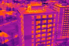 Úniky tepla v panelácích monitorují drony. Některé domy už dávno stát neměly, místo toho se stále opravují