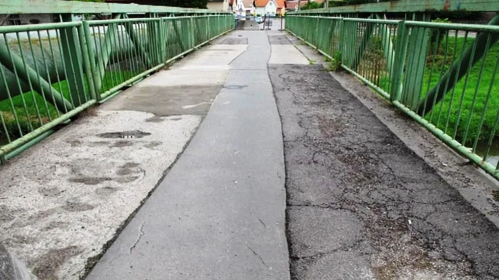 Rozbitý most v Dašicích