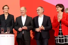 Německá SPD má nové šéfy. Požadují změny v koalici, vyhrožují Merkelové odchodem z vlády