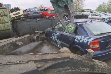 Autovraky blokují pražské ulice. Majitelé si přitom jejich prodejem mohou vydělat