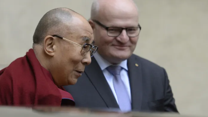 Dalajlama při setkání s ministrem kultury Danielem Hermanem
