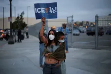 V Los Angeles se střetla policie s protestujícími proti raziím imigračního úřadu