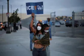 V Los Angeles se střetla policie s protestujícími proti raziím imigračního úřadu