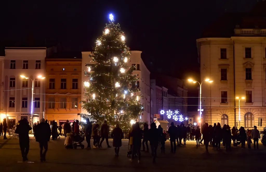 Na jihlavském Masarykově náměstí rozsvítili vánoční strom během nedělního pozdního odpoledne