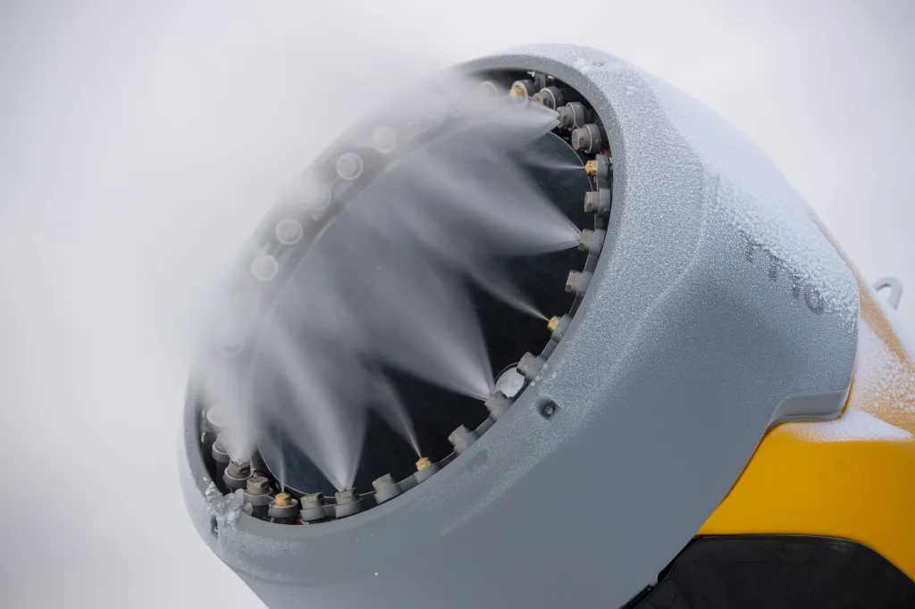 Skiareál Deštné v Orlických horách na Rychnovsku postupně zasněžuje sjezdovky před zahájením sezony