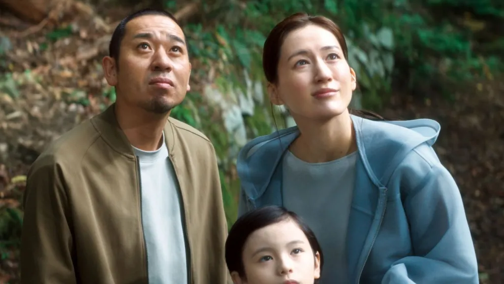 Z filmu Ovce v krabici o rodičích, jimž zesnulého syna nahradí AI humanoid (režie: Hirokazu Kore’eda)