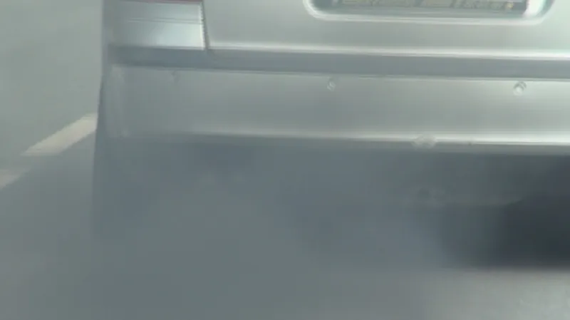 Hustý černý dým z výfuků dieslových motorů. Známka problémů