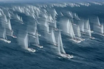 V závodě bílých plachet vyhrála černá Arca. U Terstu se jela mezinárodní regata