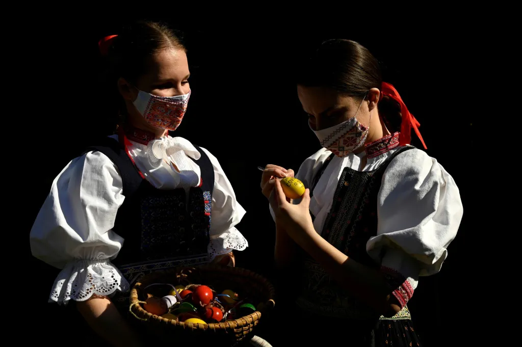 Slovensko se chystá na Velikonoce. Vanda Mraziková a Martina Kačenová z vesnice Soblahov u Trenčína si mimo kraslic připravily i stylové roušky doplňující místní tradiční kroj