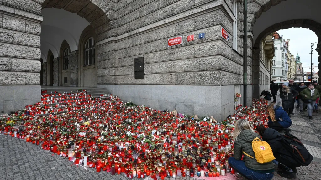 Pietní místo před budovou Filozofické fakulty Univerzity Karlovy