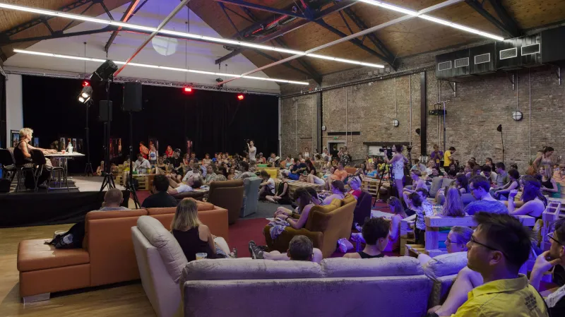 Posluchači debatní scény Voices of Freedom