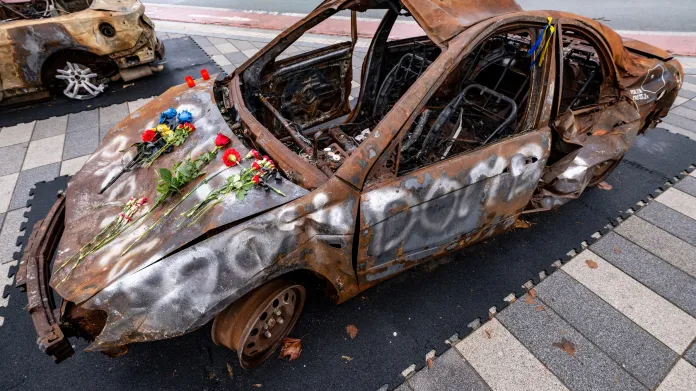 Poškozené vraky aut dovezených z válkou zasažené Ukrajiny v Hradci Králové