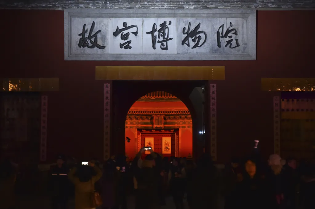 Palácové muzeum v Pekingu v průběhu nočních návštěvních hodin během Latern festivalu 2019