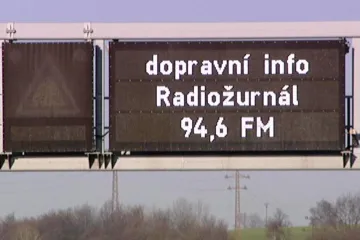 Infotabule Pražského okruhu zejí černotou