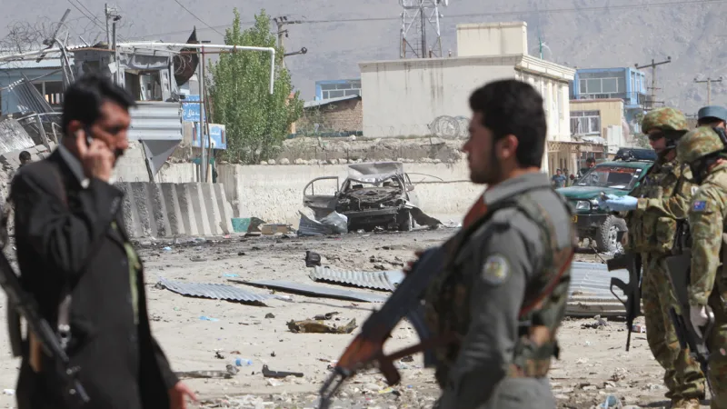 Následky sebevražedného útoku v Kábulu
