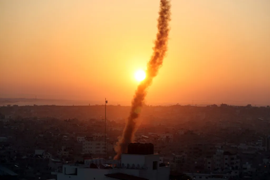 Na tomto snímku neprochází městem tornádo. Zvířený prach je kouřová stopa po vystřelení rakety v Pásmu Gazy