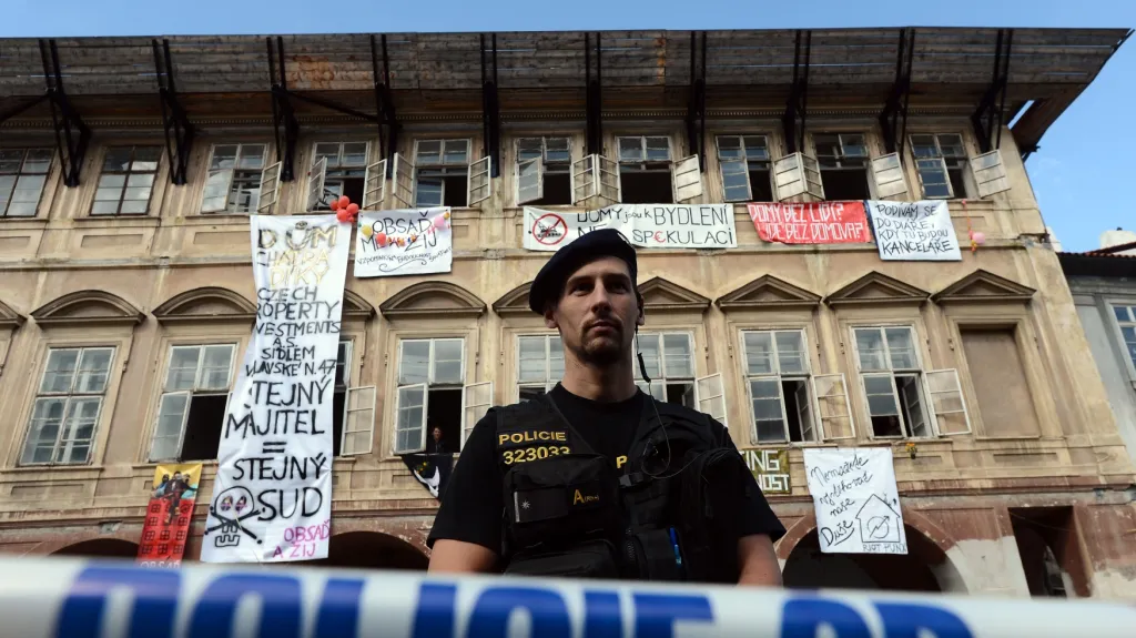 Policie uzavřela prostor před chátrajícím domem na Pohořelci