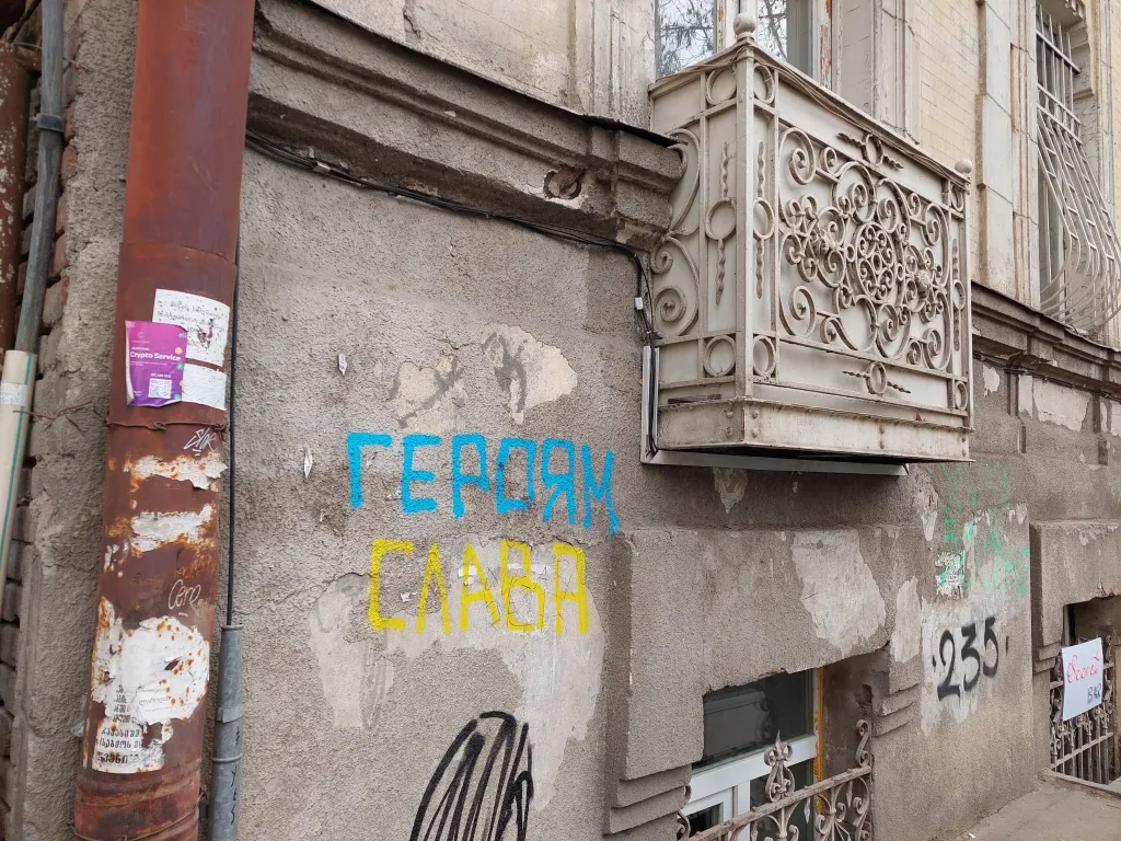 „Hrdinům sláva“