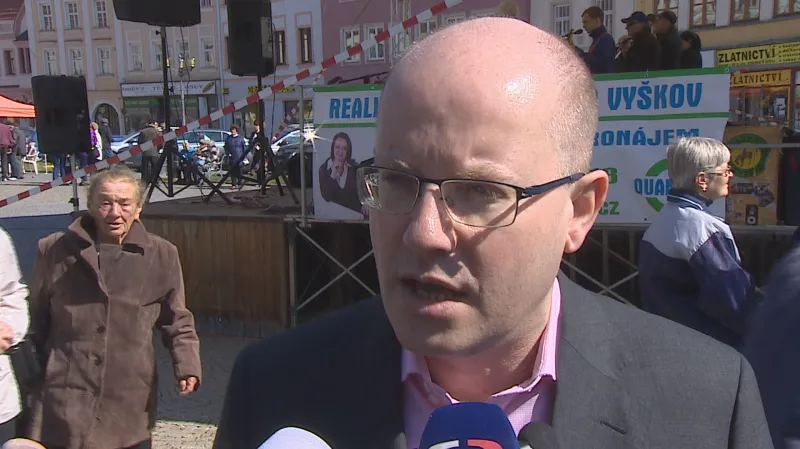 Sobotka na mítinku vyzval Babiše, aby se zachoval jako chlap