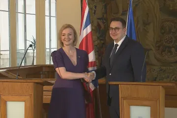 Podpořit Ukrajinu letadly a tanky je naprosto legitimní, řekla v Praze Trussová