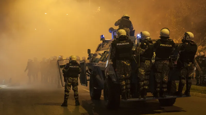 Policie s ozbrojenými vozy